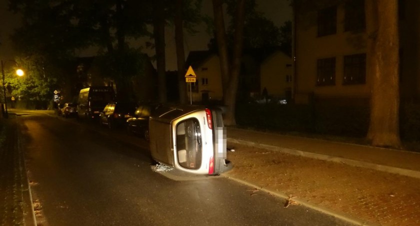 Przewrócone seicento na ul Klasztornej w Czechowicach