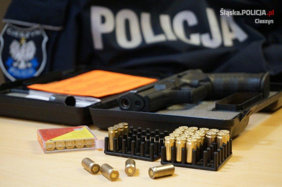 Cieszyńscy policjanci ujawnili w samochodzie broń i amunicję
