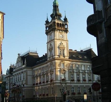 Bielski ratusz i teatr bez nocnego oświetlenia