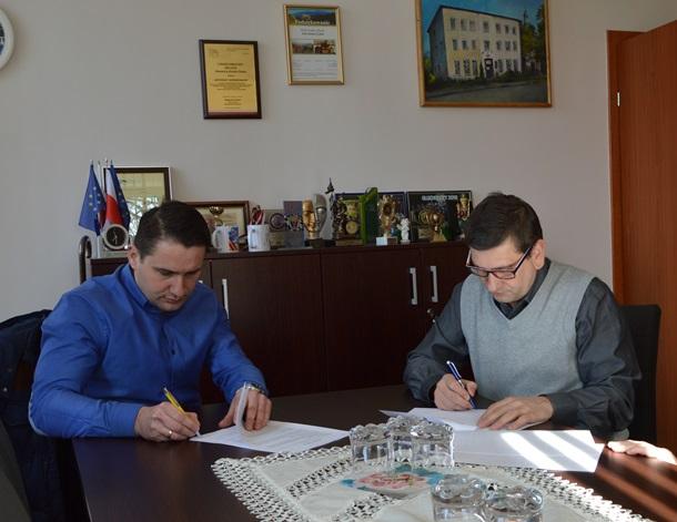 W Chybiu podpisano umowę na projekt sali gimnastycznej przy SP 1