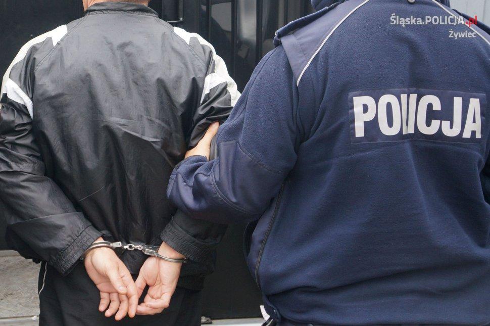 Wtargnął do mieszkania w Korbielowie i pobił domowników