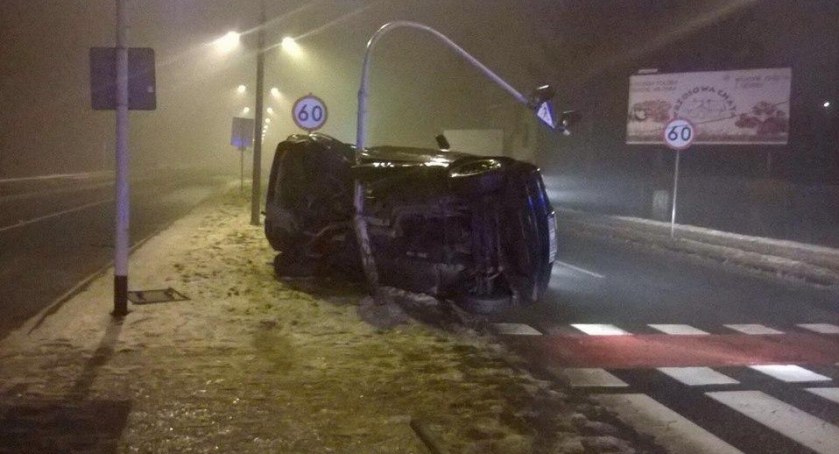 Wypadek na ulicy Partyzantów z Bielsku-Białej. BMW wjechało w latarnię 