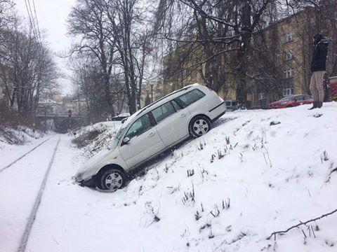 Samochód zablokował ruch pociągów na trasie Bielsko-Biała -  Żywiec