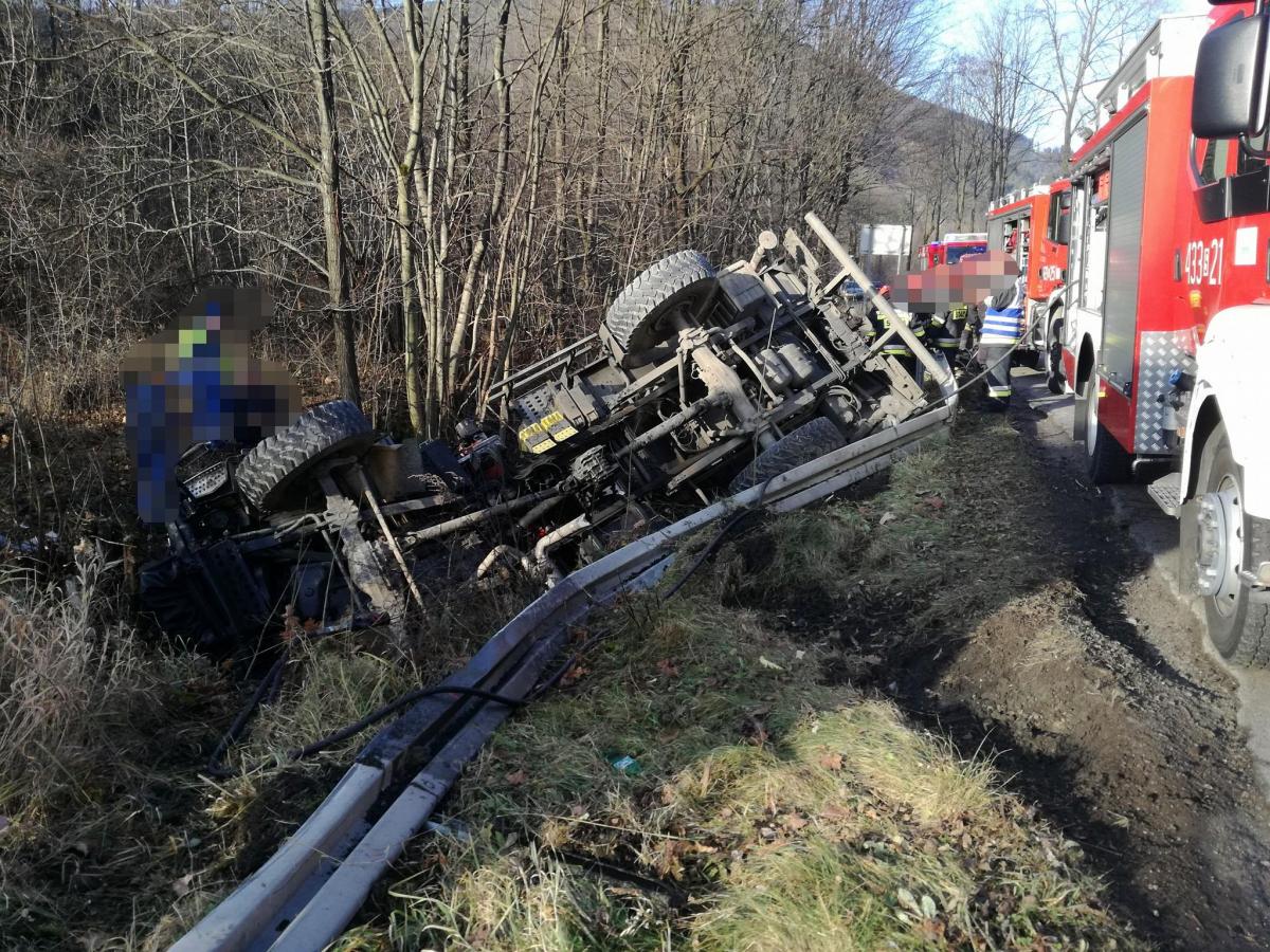 Wypadek ciężarówki na granicy Ustronia i Wisły