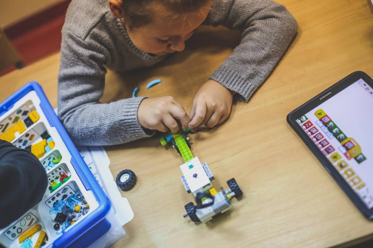 Warsztaty dla dzieci z programowania robotów w Zebrzydowicach