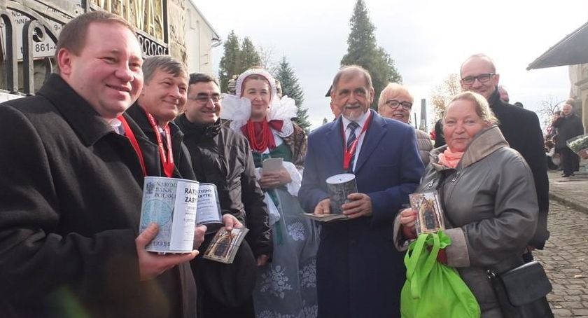 Kwestowano na rzecz ratowania zabytkowego cmentarza