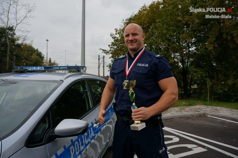 Marisuz Knap siłacz z bielskiej policji