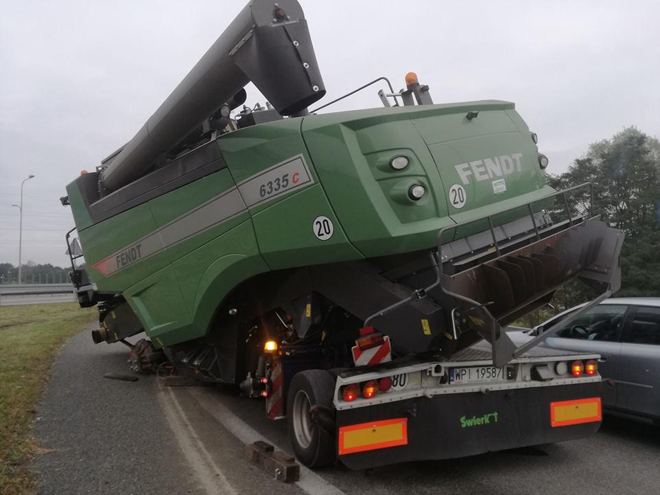Skoczów. Kombajn spadł z lawety
