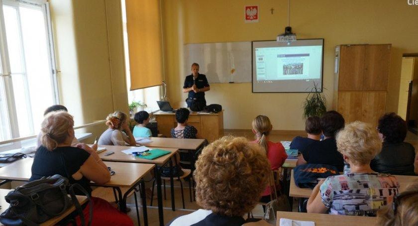 Policyjne szkolenie antyterrorystyczne dla pracowników oświaty w Cieszynie
