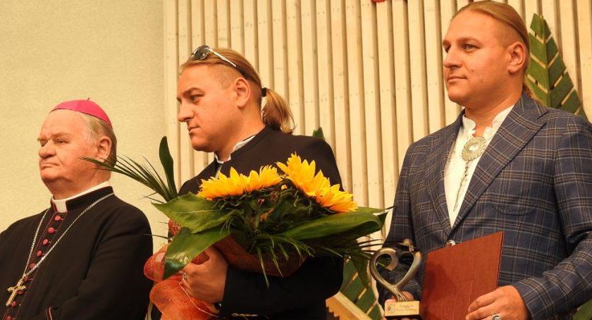 Biskup Rakoczy i bracia Golec zasłużeni dla Powiatu Żywieckiego