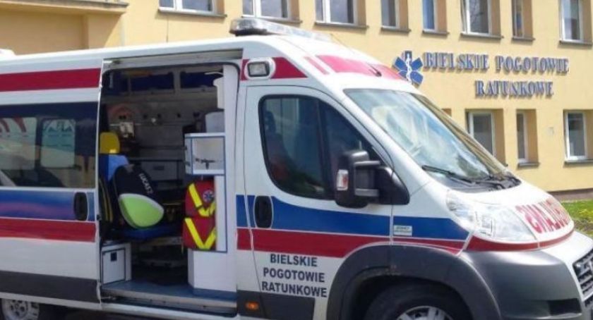 Wyciągali rannego z koryta rzeki w Leszczynach
