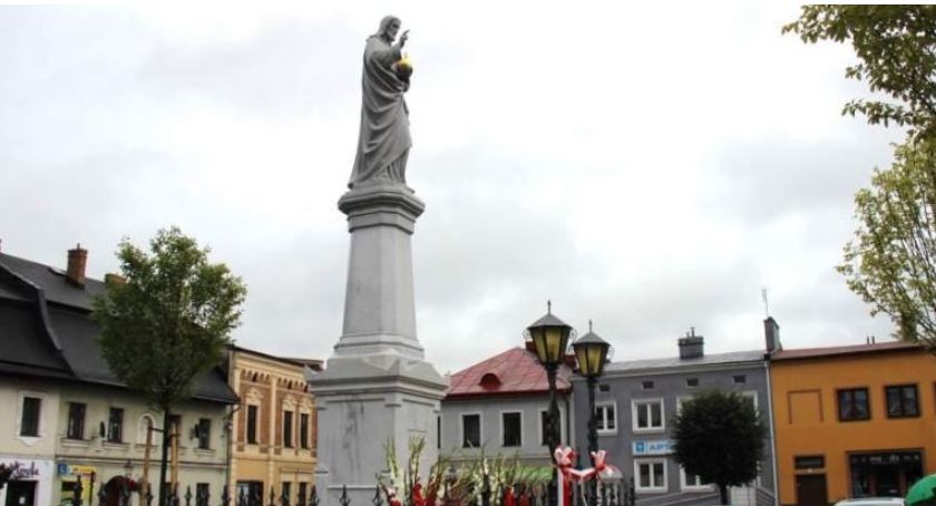 Chrystus na Rynku w Strumieniu odzyskał swój blask