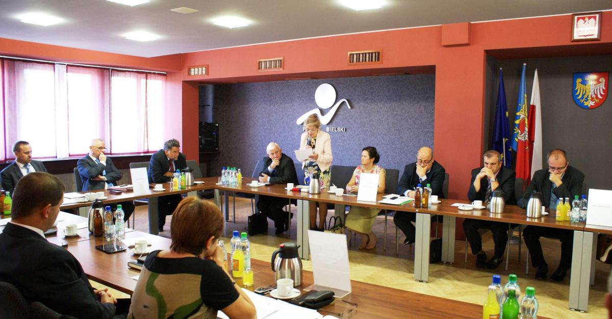 Sesja Rady Powiatu Bielskiego dotyczyła szkół