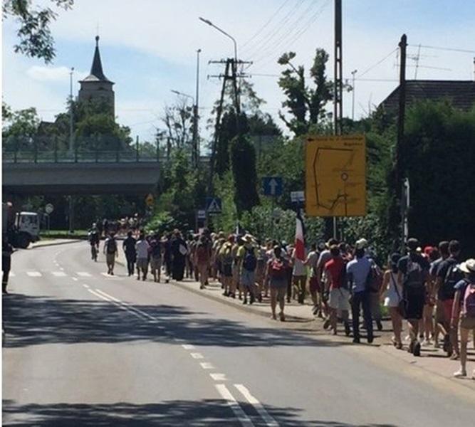 2000 pielgrzymów na wzgórzu Trzy Lipki w Bielsku-Białej, w niedzielę będzie ich tysiące...