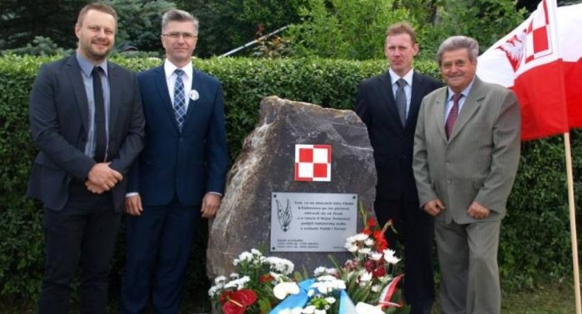 Odsłonili kamień pamiątkowy poświęcony szkole szybowcowej w Godziszowie
