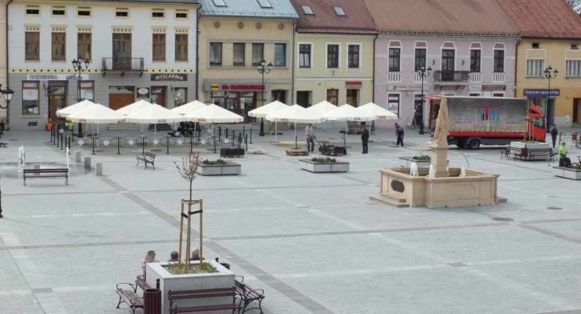 Na żywieckim Rynku staną ogródki w jednym kolorze parasoli
