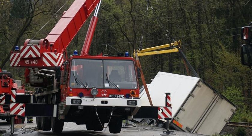 W Ustroniu ciężarówka zablokowała drogę 