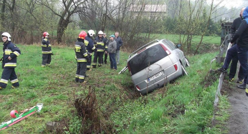 Kończyce Małe: Auto w rowie na ul. Korczaka