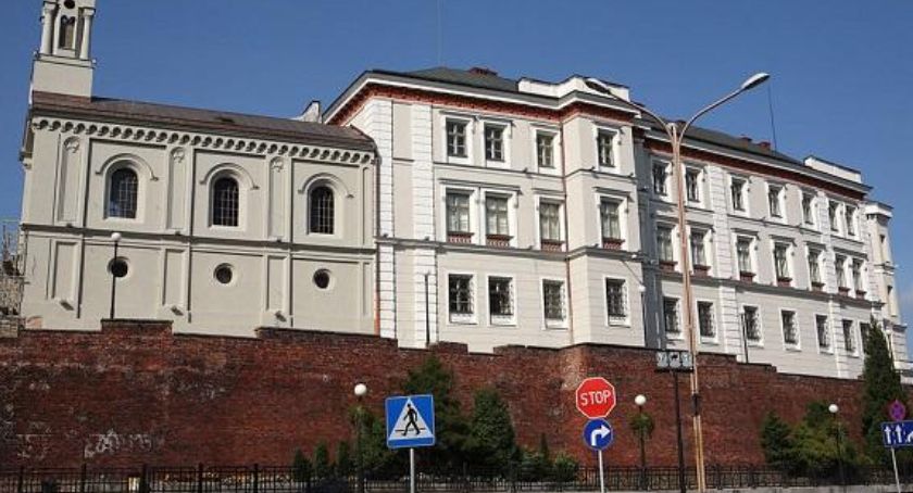 Nie ma remontu muru Zamku Sułkowskich. Będzie siatka