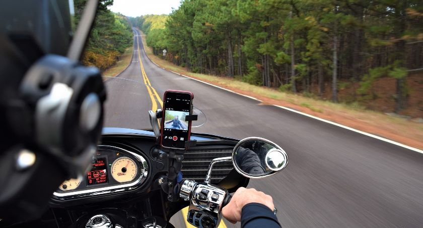 W Bielsku-Białej motocykl wjechał w element ogrodzenia