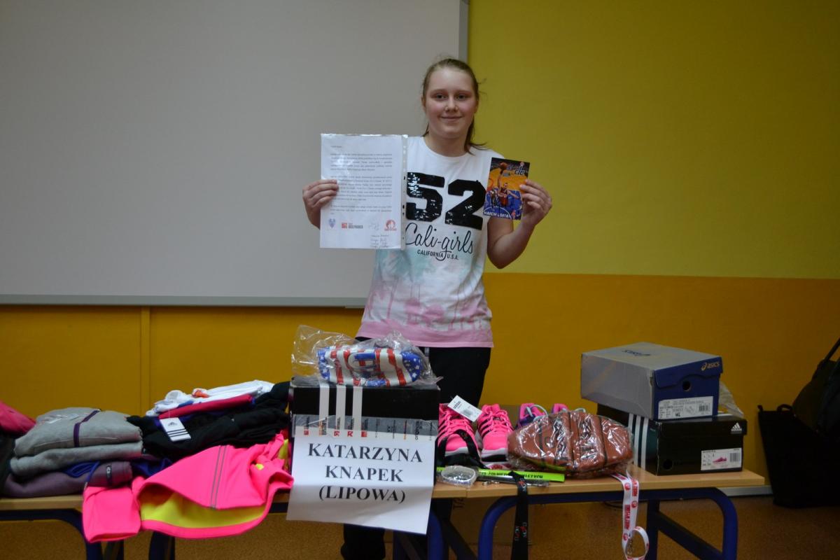 Uczennica z Lipowej otrzymała paczkę od Marcina Gortata