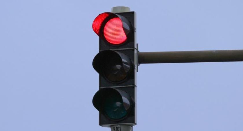 Sklepowi złodzieje wpadli bo przechodzili na czerwonym