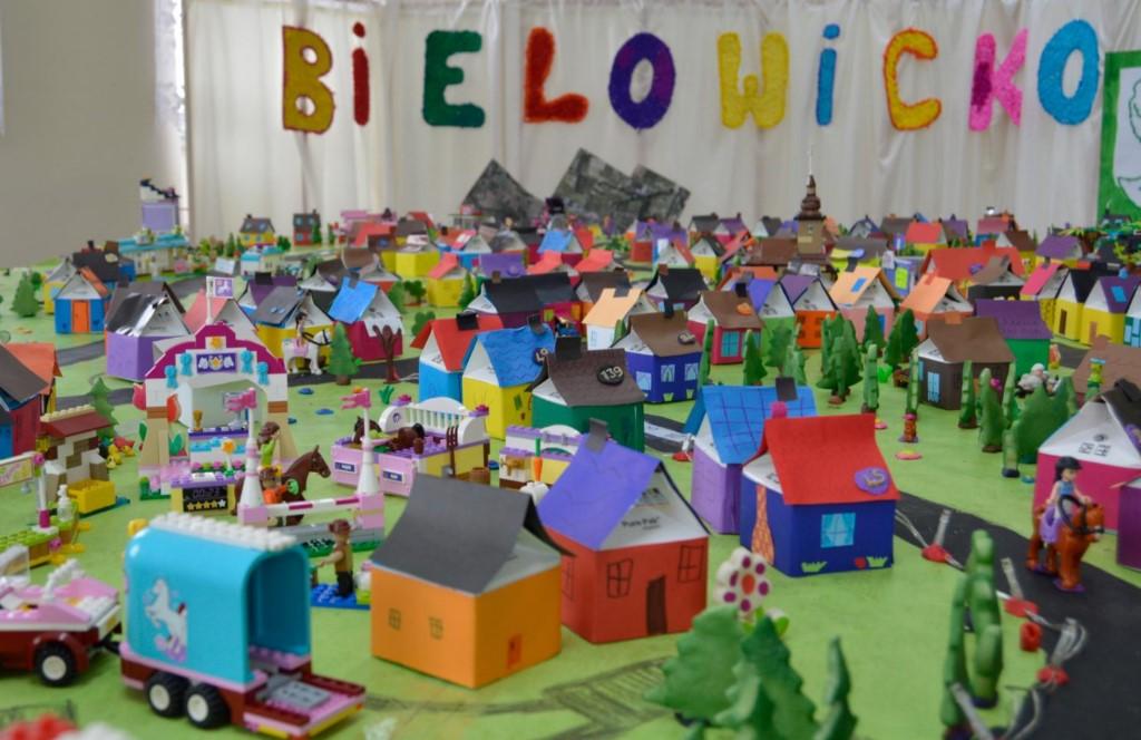 Uczniowie z Bielowicka zrobili makietę z kartonów po mleku