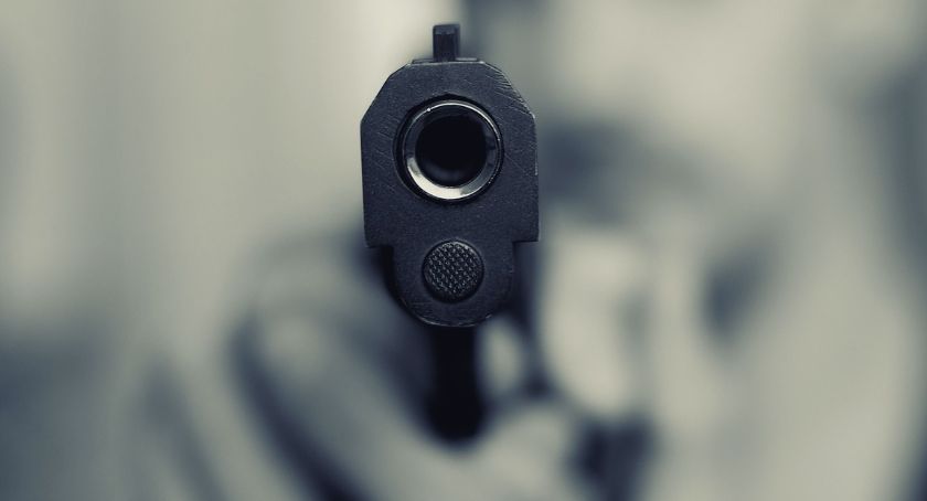 Bielszczanin pobił i przystawił do głowy broń byłej partnerce
