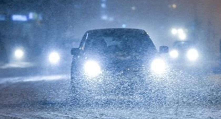 Śnieżyca. Bardzo trudne warunki na beskidzkich drogach
