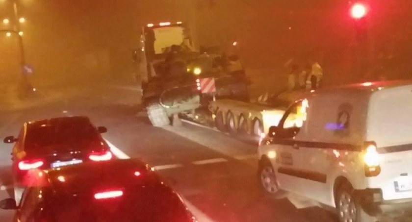 Czołg spadł z lawety na DK1 w Pszczynie