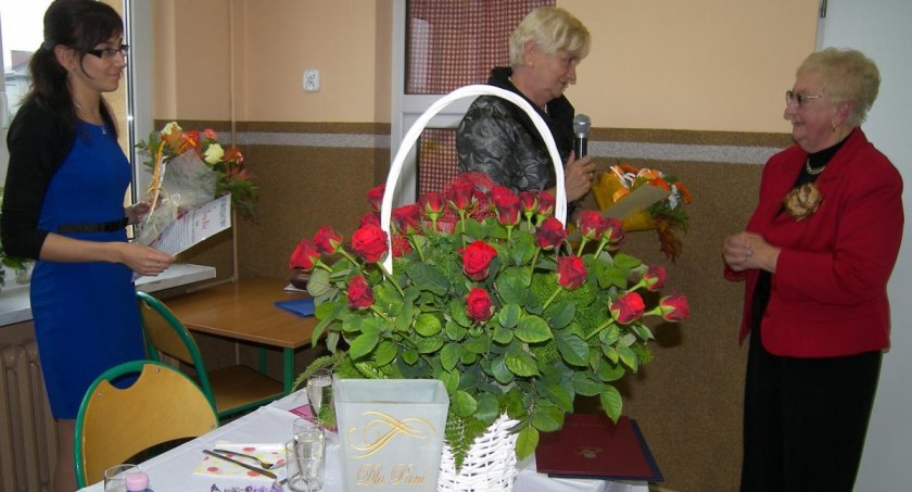 Wójt Gminy Buczkowice podziękował pani Teresie Kluz za 30 lat pracy