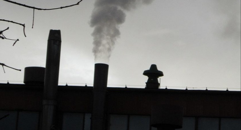 Bielsko: Dym z komina szpitalnej spalarni, pomimo zakazu