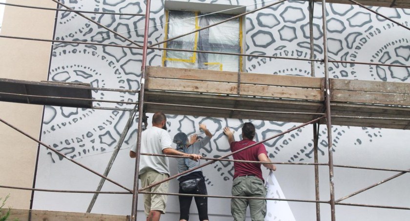 Koronkowy mural powstaje w Bielsku-Białej