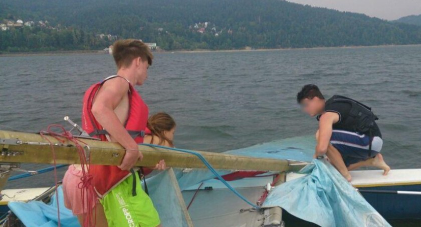Akcja ratunkowa na Jeziorze Żywieckim. Wiatr złamał maszt katamaranu