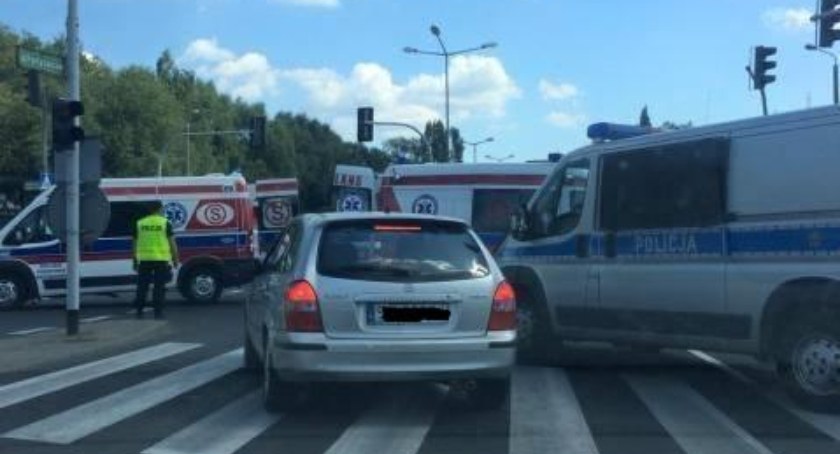 Bielsko. wypadek z udziałem karetki jadącej na sygnale