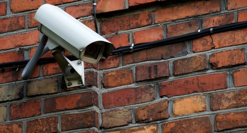 Zniszczył kamerę monitoringu, ta i tak go zajerestrowała