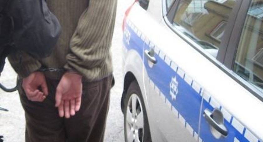 Skradziony mercedes odnaleziony na parkingu w Kozach