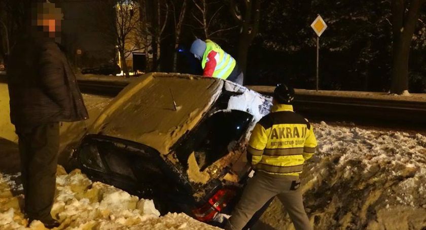 Pijana matka wjechala do rowu w Kozach. W samochodzie była jej 4-letnia córka