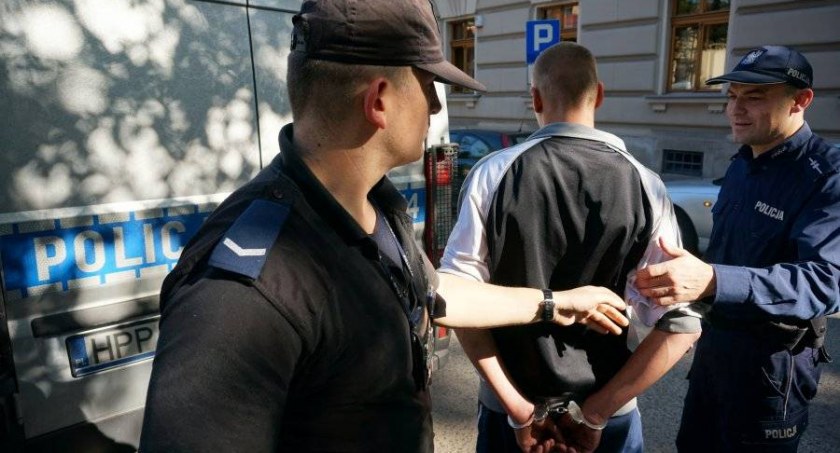  19-latek groził metalowym prętem pracownikom ochrony