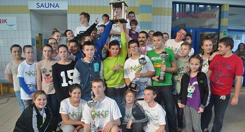 Bielscy pływacy na zawodach w Myślenicach