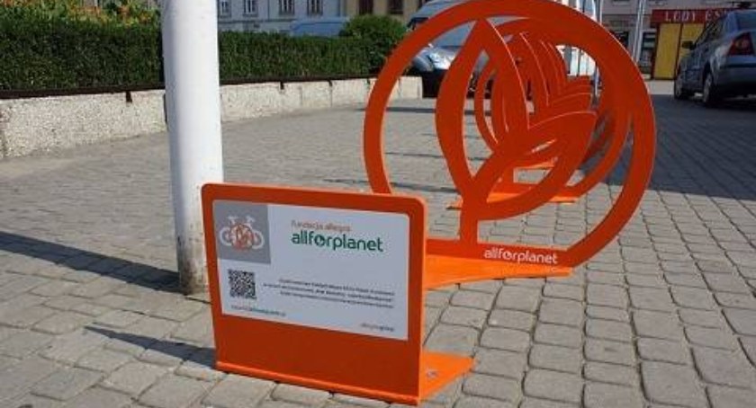 Parking dla rowerów na placu Wojska Polskiego