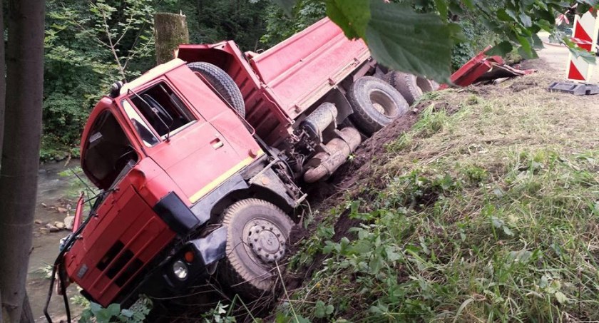 Kamaz zawisł na drzewie w Kamesznicy