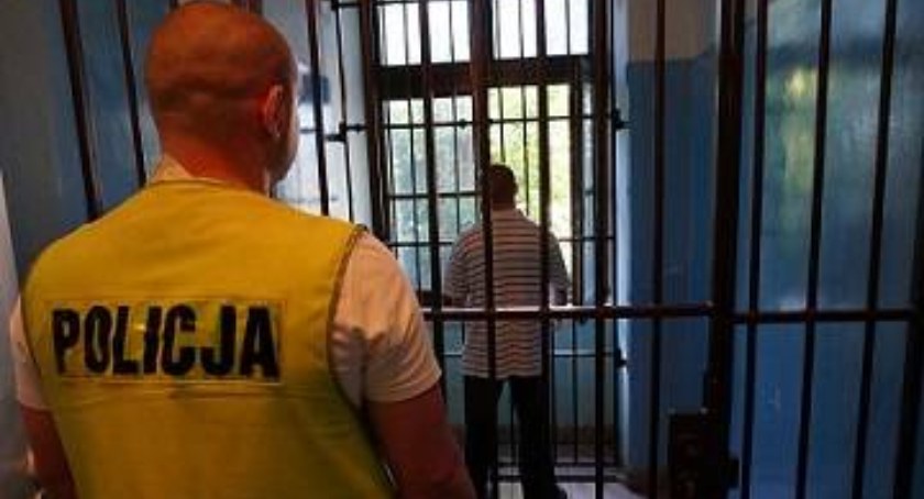 W centrum Cieszyna pobili parę idącą ulicą. Cieżko ranny mężczyzna trafił do szpitala