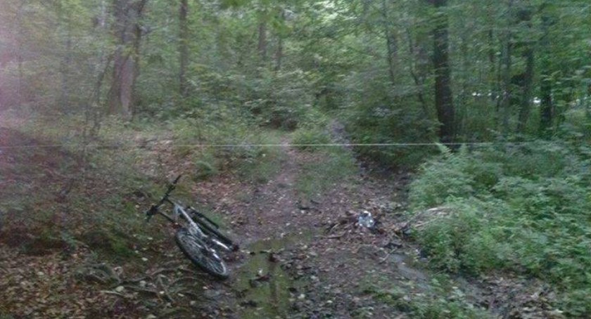 Zabójcza pułapka na motocrossowców i rowerzystów w Wapiennicy. Ktoś rozciągnął linę między drzewami