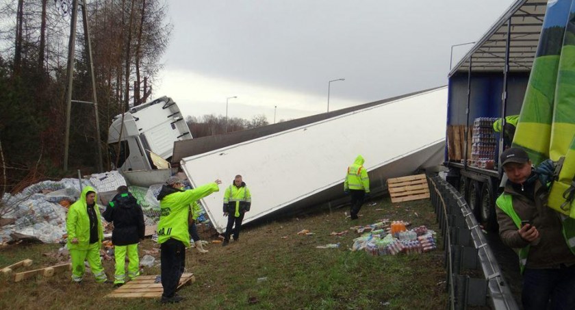 TIR wywrócił się na ekspresówce S1