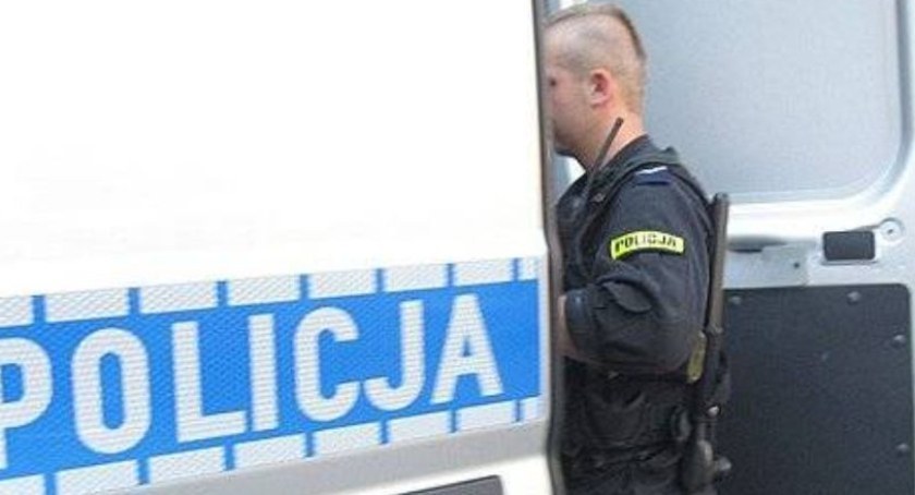 Załatwiali swoje potrzeby fizjologiczne w korytarzu budynku. Pobili mężczyznę, który zwrócił im uwagę