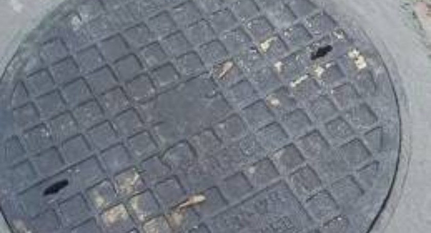 Przechodzień wpadł do studzienki kanalizacyjnej na ulicy Barlickiego