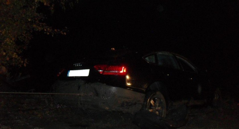 Wodowanie audi w bestwińskim stawie