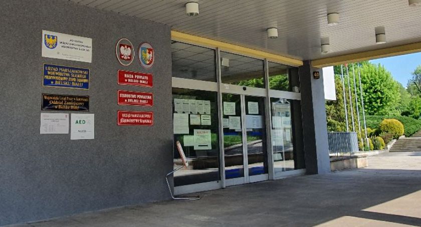 Starostwo Powiatowe w Bielsku-Białej. Wydziały starostwa i numery telefonów