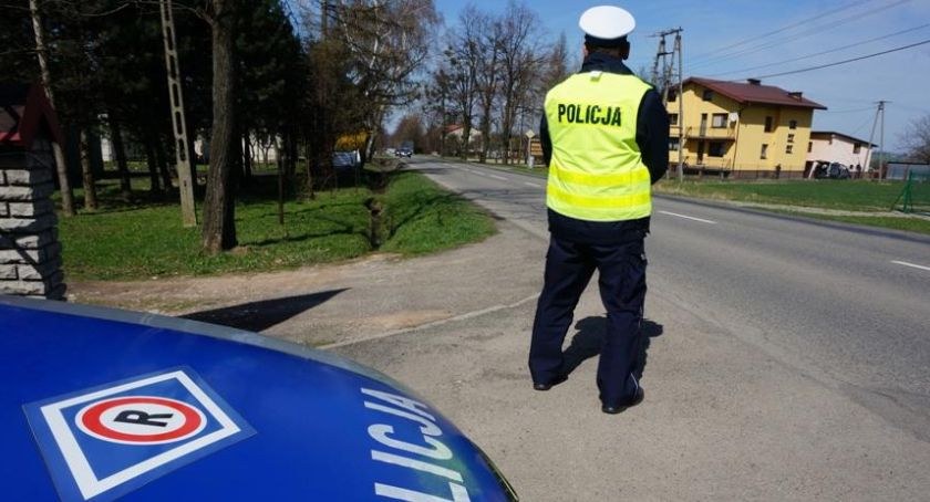 Mieszkaniec Wilkowic jechał zygzakiem i odbijał się od krawężników